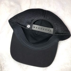 Lululemon black snap back hat